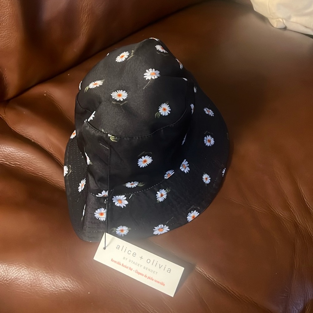 Alice and Olivia reversible, bucket hat